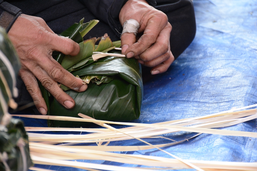 Tuy người dân gói bánh bằng tay nhưng chiếc bánh vẫn vuông vắn, sắc cạnh và đều tăm tắp.